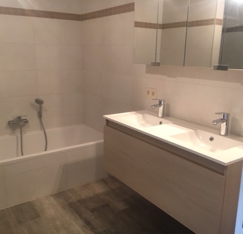 Badkamer met dubbele wastafel